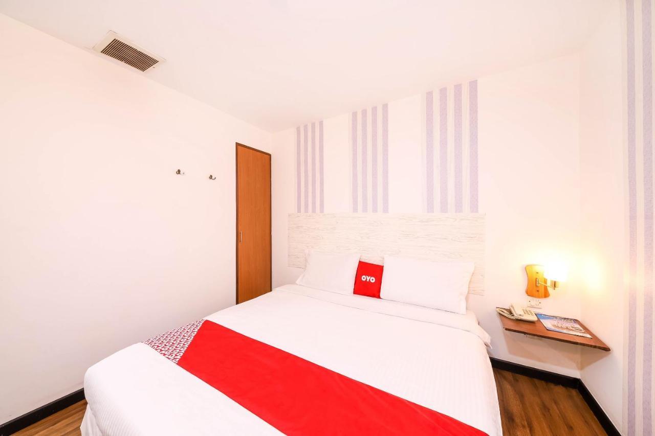 Oyo 43963 T Signature Hotel Петалинг-Джая Экстерьер фото
